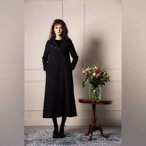 Double Breasted Coat With Trapeze Cut in Black